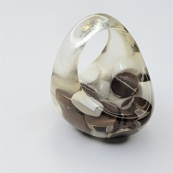 Chunky Oval Shape Resin Ring With Brown and White Pill Beads Lucite Large Ring - Picture 7 of 8